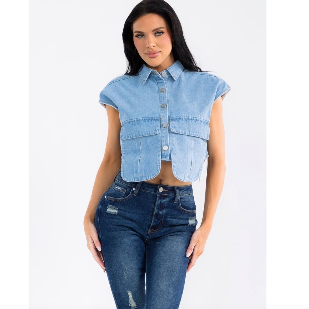 Cloud Ten Denim Sleeveless Button Up Front Pockets Top
